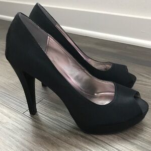 Calvin Klein Sandie Black Satin Peep Toe Shoes Heels Size 7 SEXY 🤩